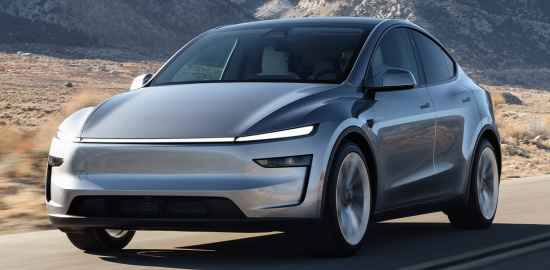 Tesla Model Y 2025, look aggiornato e novità tecnologiche